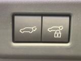 【パワーバックドア】スマートキーや運転席のボタンを押すだけでリアゲートが自動で開閉します!荷物を持っている時や、高い位置にあるバックドアを閉める際に便利な機能です♪