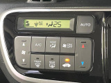 【オートエアコン】一度お好みの温度に設定すれば、車内の温度を検知し風量や温度を自動で調整。暑い&hellip;寒い&hellip;と何度もスイッチ操作をする必要はありません。快適な車内空間には必須の機能ですね♪