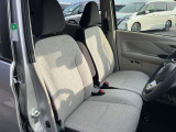運転席も広々とゆったりしております。アームレストも装備しており快適にドライブしていただけます。