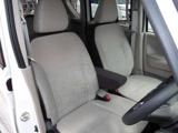 納車前の整備もお任せ下さい。当社のサービス工場で入念に点検・整備いたします。わずかなご負担で追加できる延長保証も好評いただいております。