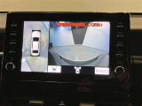 【パノラミックビューモニター】映像で、見づらい車両周辺の確認をアシスト。クルマを真上から見ているような映像を表示。 運転席から確認しにくい車両周囲の状況を把握。