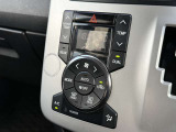【オートエアコン】一度お好みの温度に設定すれば、車内の温度を検知し風量や温度を自動で調整。暑い&hellip;寒い&hellip;と何度もスイッチ操作をする必要はありません。快適な車内空間には必須の機能ですね♪
