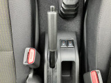 パーキングブレーキが運転席と助手席の間にあるタイプです。冬にうれしい【シートヒーター】付。