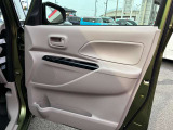 運転席扉の内側部分になります。パワーウィンドウ機能が付いているので、窓の開け閉め楽々です!少し換気したいな〜なんて時にササッと操作できますよ!