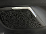 ●Burmesterサラウンドシステム:ハイエンドオーディオ専門メーカーが手掛ける車専用のプレミアムスピーカーを装備。多数のスピーカーから、音の粒立ちまで分かる高品質な音楽をお楽しみいただけます。