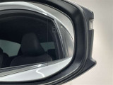ブラインドスポットモニター(BSM)を装備しています。隣を走る車両が死角に入るとミラー内LEDインジケーターが点灯。さらに、ウィンカーを出すとインジケーターが光って点滅して注意を促してくれます。
