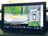 【パノラミックビューモニター】専用のカメラにより、上から見下ろしたような視点で360度クルマの周囲を確認することができます☆死角部分も確認しやすく、狭い場所での切り返しや駐車もスムーズに行えます。