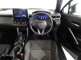 革巻きステアリングで快適な操作性の運転席です。