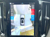 【360&deg;ビューカメラ】4台の高解像度カメラで360度の鳥瞰図を表示。隣の車や壁、死角にある障害物などを画面で確認できるため、狭いスペースでの駐車・出入りも安心です。