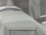 【ヘッドアップディスプレイ】現在の車速表示や目的地へのルート案内やメディア関連のリストを表示する事が可能です。視線移動を減らす事によりドライブに集中して頂けます。