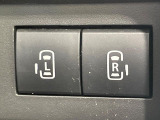 【両側パワースライドドア】スマートキーや運転席のスイッチで後席両側スライドドアの開閉が可能♪電動だから力を入れてドアを開ける必要が無く、小さなお子様でも簡単に開け閉めでき快適です♪