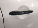【スマートキー】車両のキーをカバンやポケットに入れたまま、お車の開閉が可能で御座います。お車の前に立ってキーを探す必要が御座いません。
