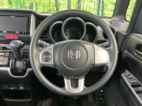 インテリアに合わせたデザインのステアリングは、運転される方のことも考え、運転しやすい形状、大きさです。是非一度、実際に触ってお確かめください。