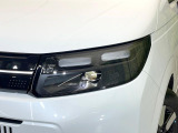 【LEDヘッドライト】悪天候や夜間走行時も良好な視界を確保し安心して運転できる高輝度LEDヘッドライトを装備!点灯速度が早く、消費電力も抑えられています。