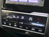 【オートエアコン】一度お好みの温度に設定すれば、車内の温度を検知し風量や温度を自動で調整。暑い&hellip;寒い&hellip;と何度もスイッチ操作をする必要はありません。快適な車内空間には必須の機能ですね♪
