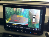 【マルチビューカメラシステム】専用のカメラにより、上から見下ろしたような視点で360度クルマの周囲を確認することができます☆死角部分も確認しやすく、狭い場所での切り返しや駐車もスムーズに行えます。