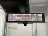 スマートルームミラーは、車両後方に設置されたカメラの映像を、ルームミラーに映し出すことで、死角をなくし、安全性を向上させることができます。また、夜間や雨天時でも、クリアな映像を映し出すことができます。