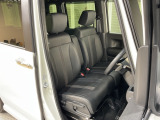 乗降がしやすい運転席。高さが調節できて小柄な方でも運転しやすいポジションをとることができます。