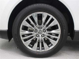 19インチアルミホイール(スーパークロームメタリック塗装)が装着されています。タイヤサイズ225/55R19