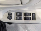 パワーウィンドウのスイッチですよ。 運転席に居ながら窓を開け閉めのコントロールできますよ。 ロック機能で、子供がイタズラして窓を開けるという事も無くなりますよ。