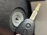 【キーレス】少し離れた場所からでもボタン一つでドアの開錠・施錠ができるのでとっても便利!ドアの鍵穴周りに傷をつけることもありません♪