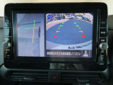 ギアを『R』に入れた後、カメラボタンを押すと、運転席から見えない左側面をナビ画面にうつしてくれるので、幅寄せや縦列駐車がし易くなります。