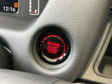 ホンダセンシング装着車となっております。衝突軽減ブレーキ、誤発進抑制機能、歩行者事故低減ステアリング、路外逸脱抑制機能、アダプティブクルーズコントロール、車線維持支援システム他、安全運転を幅広く支援。