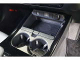通信/給電用と、給電用のUSBポート(Type-C)を装備。車内にあると便利なアイテムのひとつですね!充電中のスマホ置き場に便利なトレイも備えています。