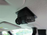 フロント用+車室内用ドライブレコーダー 車内および車側面の撮影記録、それに加えてリアガラス越しの後方撮影にも対応。