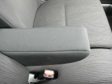 運転席シートには可動式の肘置きが備わっています。