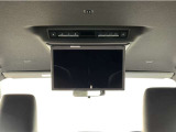 &rdquo;お子様がご機嫌斜めな時は後席モニターの出番!お気に入りのDVDを流せば渋滞や長距離移動もみんな快適♪もちろん、お子様だけでなく大人グループでお出かけの時にも◎後部座席に乗る人も退屈せずに過ごせます!