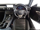 革巻きステアリングで快適な操作性の運転席です。