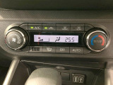 【オートエアコン】一度お好みの温度に設定すれば、車内の温度を検知し風量や温度を自動で調整。暑い&hellip;寒い&hellip;と何度もスイッチ操作をする必要はありません。快適な車内空間には必須の機能ですね♪
