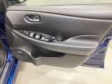 【運転席ドア】ボトルホルダーや収納ポケットが付いているので運転席周りもスッキリ保てます★