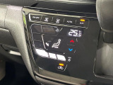 【オートエアコン】一度お好みの温度に設定すれば、車内の温度を検知し風量や温度を自動で調整。暑い&hellip;寒い&hellip;と何度もスイッチ操作をする必要はありません。快適な車内空間には必須の機能ですね♪