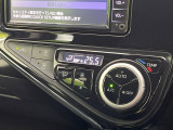 【オートエアコン】一度お好みの温度に設定すれば、車内の温度を検知し風量や温度を自動で調整。暑い&hellip;寒い&hellip;と何度もスイッチ操作をする必要はありません。快適な車内空間には必須の機能ですね♪