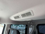 車内の空気を循環し後席まで素早く快適にしてくれるシーリングファン(プラズマクラスター搭載)♪暑い季節もムラなく涼しく、快適さがUP!エアコン前に扇風機を置くと効率が良いと言われる、あの発想ですw