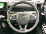 インテリアに合わせたデザインのステアリングは、運転される方のことも考え、運転しやすい形状、大きさです。是非一度、実際に触ってお確かめください。