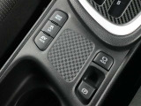 EVドライブモードスイッチを押せば、早朝や深夜の住宅街や屋内の駐車場などで、騒音や排気ガスを気にすることなく走行できます