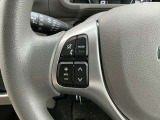 ナビの音量を手元で操作できるハンドルスイッチ付き。