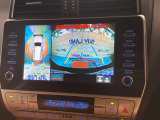 【マルチテレインモニター】車のフロントやサイドのカメラ画像を同時にモニター表示することで、悪路や狭い道を走行時でも周囲の状況確認ができ安心!本格SUVにうれしい装備です♪