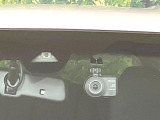 【ホンダセンシング】走行中に前方の車両等を認識し、衝突しそうな時は警報とブレーキで衝突回避と被害軽減をアシスト。より安全にドライブをお楽しみいただけます。