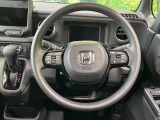 インテリアに合わせたデザインのステアリングは、運転される方のことも考え、運転しやすい形状、大きさです。是非一度、実際に触ってお確かめください。