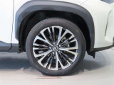 純正のアルミホイール装着車です。タイヤサイズは215/50R18です。