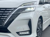 【LEDヘッドライト】悪天候や夜間走行時も良好な視界を確保し安心して運転できる高輝度LEDヘッドライトを装備!点灯速度が早く、消費電力も抑えられています。