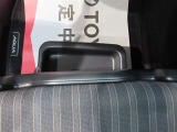 助手席シート下にはボックスもついてます。