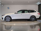 【拘りのFR】BMWが多く採用するFR車。ダイレクトでスポーティな加速感・シャープなハンドリングを実現。縦置きエンジンレイアウトにより、フラットで上質な乗り味です。