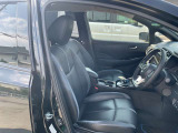 運転席まわりです。実際に座ってみて、乗り心地を体験してみてください,視界も良好です