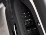 ◆メモリー機能付フルパワーシート『ドライバー三名までのシートポジションを記憶するメモリー機能付きのフルパワーシートを装備します。ご家族でのご使用をお考えの方にもぜひおすすめさせていただきます。』