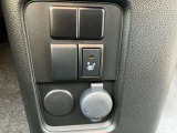 シートヒーター装備。備わっているスイッチを押すと、前席のシートがあたたかくなります。エアコンより温まるのがはやく、電力消費も抑えられるため、冬場に嬉しい装備です。